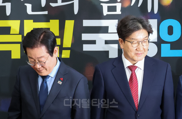 권성동(오른쪽) 국민의힘 원내대표와 이재명 더불어민주당 대표가 지난해 12월 국회에서 만나 사진 촬영 후 자리로 향하고 있다. 박동욱기자 fufus@